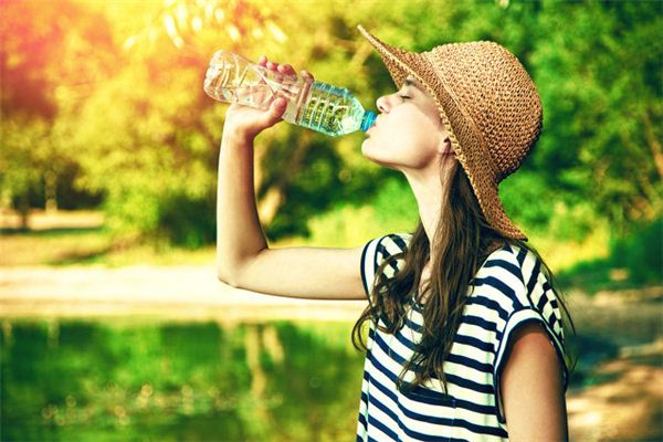 Traumdeutung und Weissagung, kaltes Wasser zu trinken