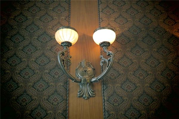 Traumdeutung und Weissagung von dekorativen Lampenständern