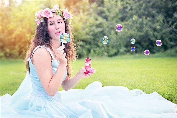 Die Bedeutung der Traumdeutung von blasenden Seifenblasen
