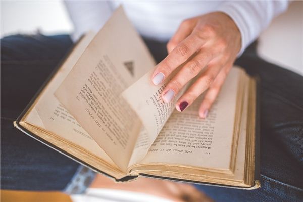 Traumdeutung über das Umblättern von Büchern