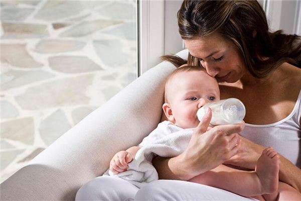 Traumdeutung Kinder füttern, um Milch zu essen