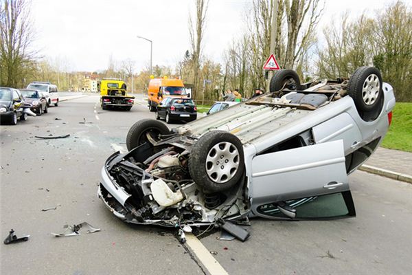 Traumdeutung Des fuhr, um Leute zu schlagen