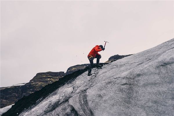 Traumdeutung des Bergsteigens im Regen