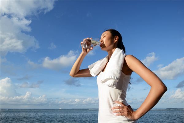 Die Bedeutung des Traums, das Quellwasser oder das Brunnenwasser zu trinken