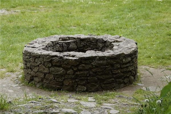 Traumdeutung – Die Bedeutung des Traums, im Brunnen Stein zu verlieren