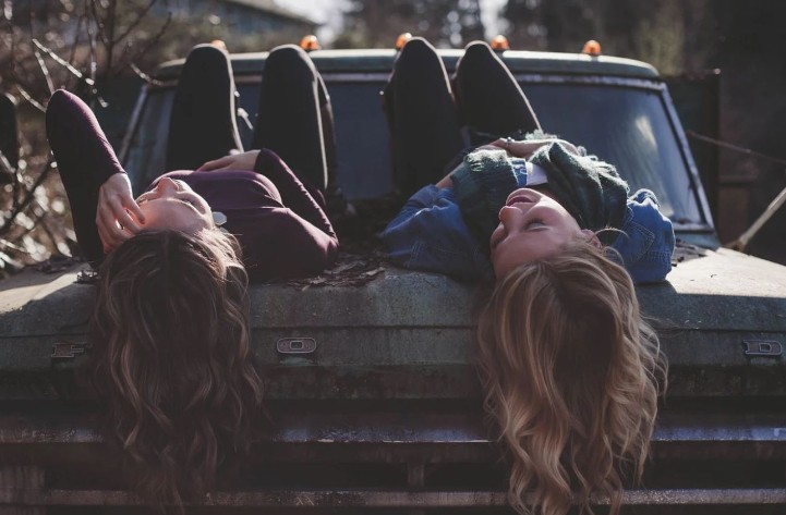 Traumdeutung von Freunden - 86 Bedeutungen und Interpretationen