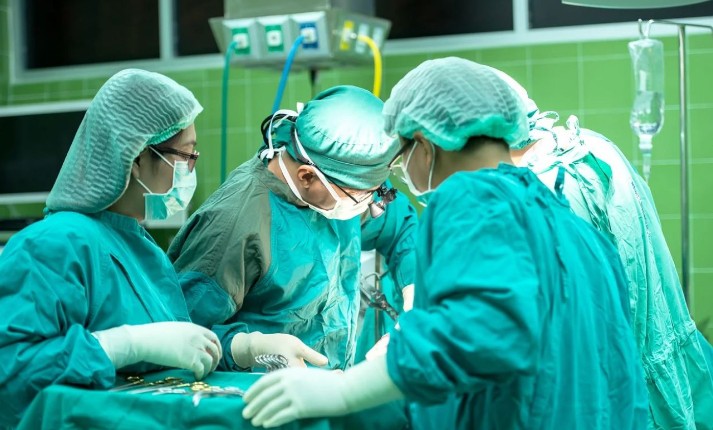 Traumdeutung: Operation – 20 Bedeutungen und Interpretationen