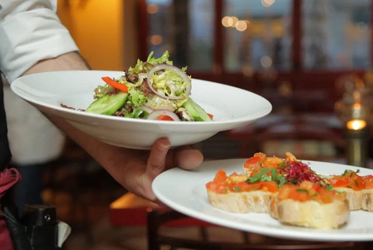 Traumdeutung eines Restaurants – 22 Bedeutungen und Interpretationen